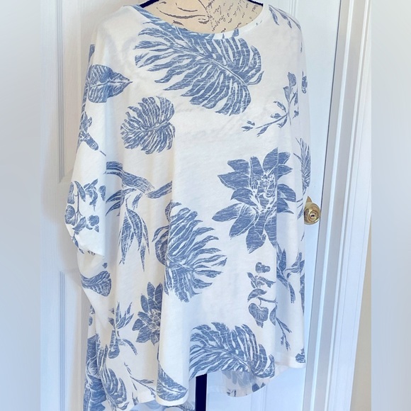 Simple by Suzanne Betro |White & Blue Leaves Pleated-Back Hi-Low Tunic - Women - Picture 10 of 11